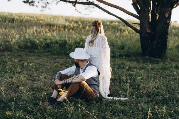 Mooie Vrouw Witte Jurk Met Knappe Man Zitten Het Gazon — Stockfoto