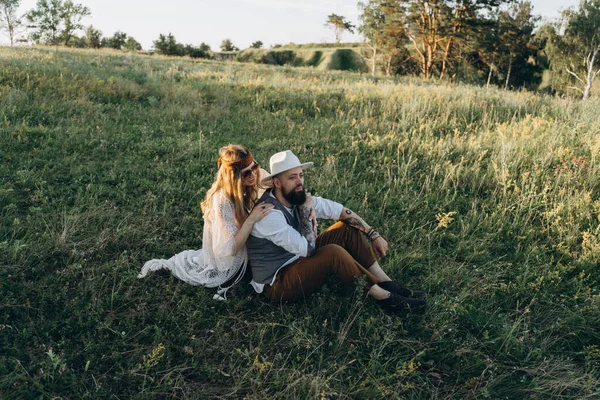 Bela Mulher Vestido Branco Com Homem Bonito Sentado Gramado — Fotografia de Stock