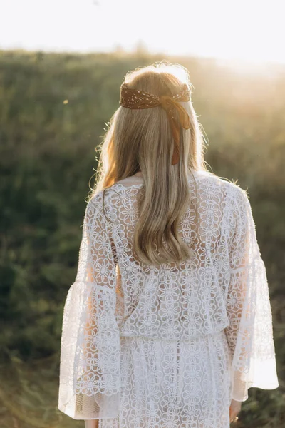 Vuxen Attraktiv Kvinna Lång Vit Klänning Promenader Fältet — Stockfoto