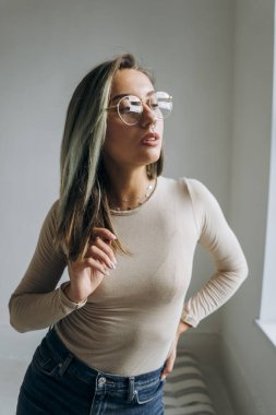 Odada poz veren çekici kadın portresi