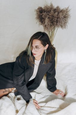 Siyah ceketli güzel bir kadın. 