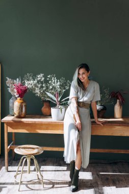 Odanın ahşap masasında duran neşeli bayan.