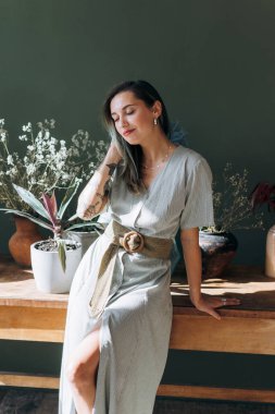 Odanın ahşap masasında duran neşeli bayan.