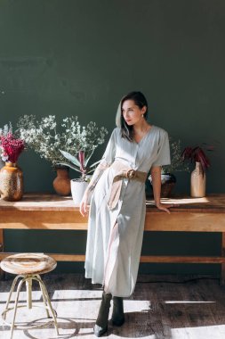 Odanın ahşap masasında duran neşeli bayan.