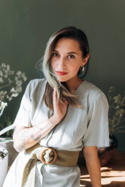 Güzel kız içerde kameraya bakıyor.