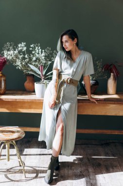 Odanın ahşap masasında duran neşeli bayan.