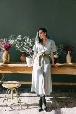 Odanın ahşap masasında duran neşeli bayan.