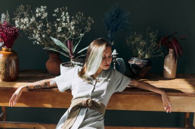 Masaya yaslanan kadın portresi