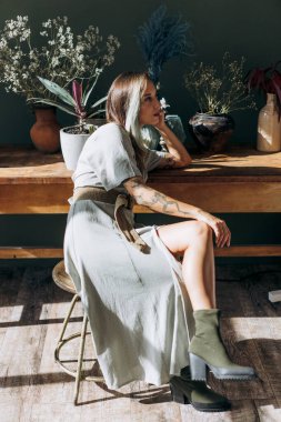 Odadaki sandalyede oturan şık bayan.