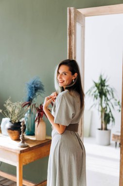 Güzel kız içerde kameraya bakıyor.