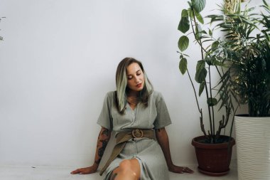 Neşeli kız yerde oturuyor