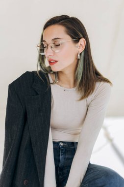 Siyah ceketli genç bir kadın. 