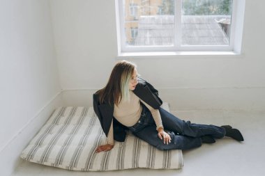 Yatakta poz veren kız manzarası