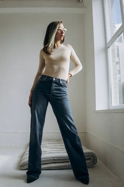 Mujer Con Estilo Jeans Pie Ventana Habitación — Foto de Stock
