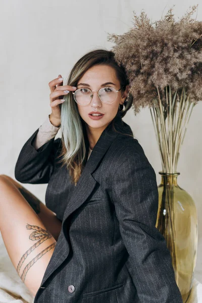 Jovem Menina Casaco Preto Posando Câmera Retrato — Fotografia de Stock