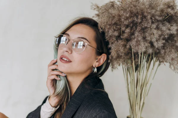 Siyah ceketli genç kız kameraya poz veriyor, portre