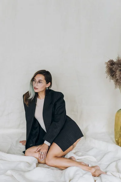 Bonita Mujer Posando Sobre Tela Chaqueta Negra — Foto de Stock