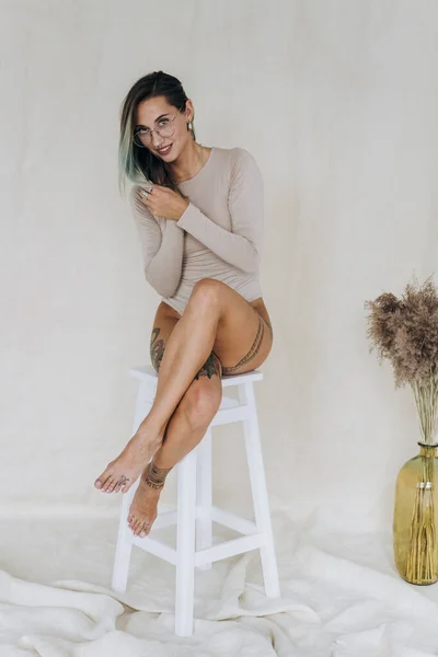 Jeune Femme Assise Sur Une Chaise Souriant Caméra Studio — Photo