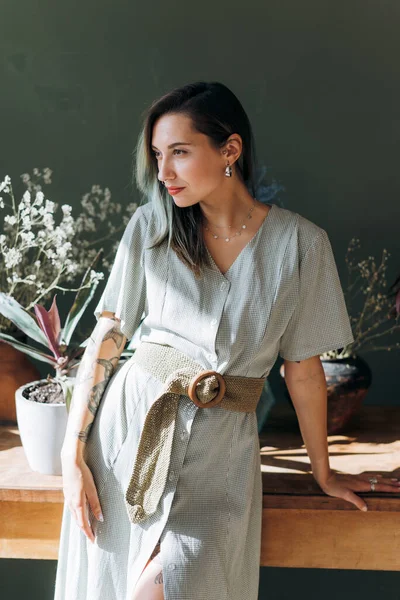 Odanın ahşap masasında duran neşeli bayan.