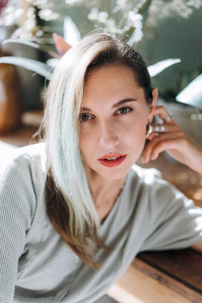 Menina Bonita Olhando Para Câmera Dentro Casa — Fotografia de Stock