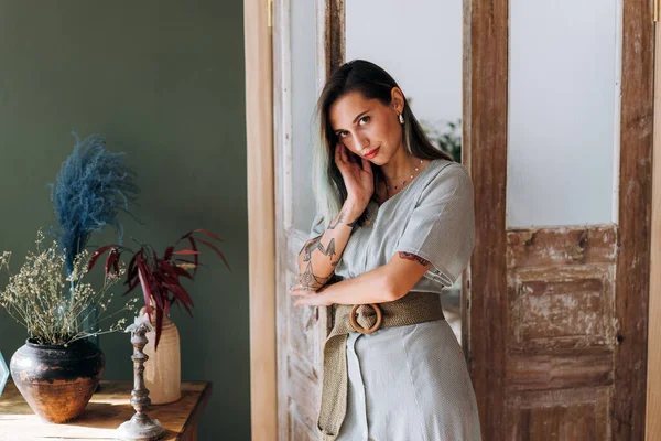 Güzel kız içerde kameraya bakıyor.