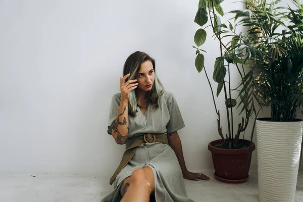 Neşeli kız yerde oturuyor