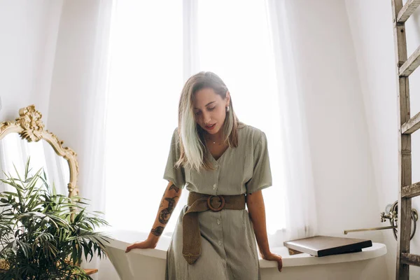 Banyoda oturan güzel bir kadının portresi. 