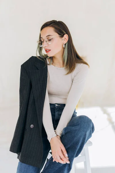 Retrato Chica Con Estilo Chaqueta Sentado Silla — Foto de Stock