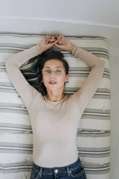 Yatağın üzerinde uzanan kız manzarası