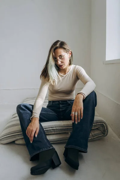 Chica Elegante Sentada Colchón Habitación — Foto de Stock