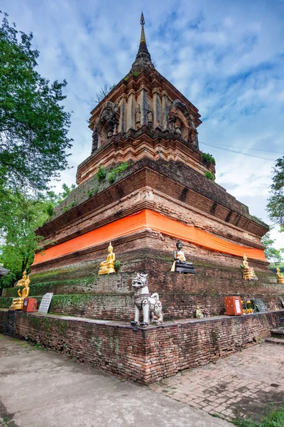 チェンマイ の古代歴史的な寺院ロク モリータイ — ストック写真