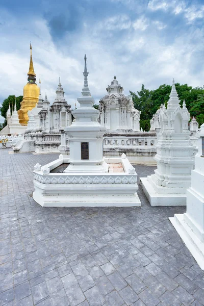 Templo Tailandés Wat Suan Dok Con Cementerio Chiang Mai Tailandia — Foto de Stock