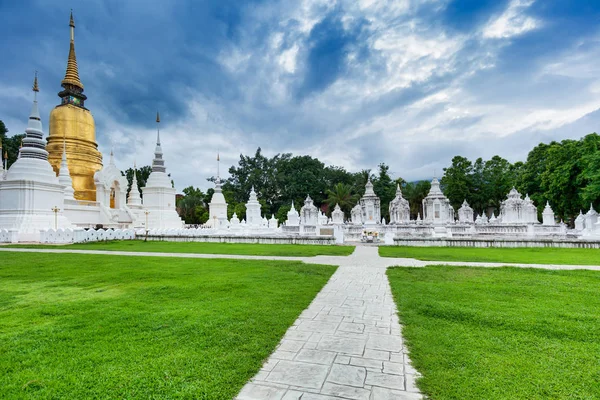 Camino Templo Tailandés Wat Suan Dok Con Cementerio Chiang Mai — Foto de Stock