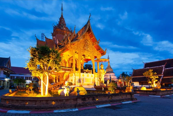 Wat Buppharam en la noche, Tailandia — Foto de Stock