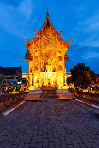 Wat Buppharam en la noche, Tailandia — Foto de Stock