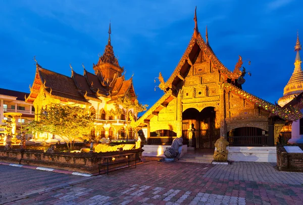 Wat Buppharam en la noche, Tailandia Imagen de archivo