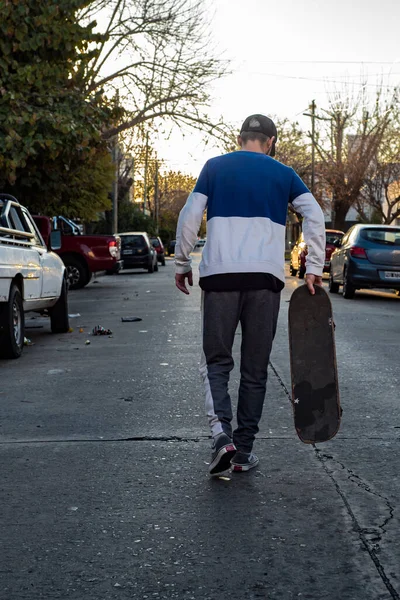 Young Man Going Out Again His Skate Solo Social Distancing — Stock Photo, Image