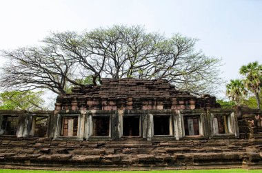 Taş koridor Anicient geçit Phimai Historical Park, Tayland taş Castle çevresinde.