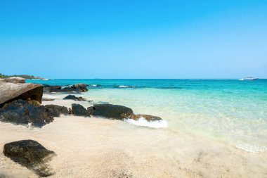 Temiz su ve Samet Island, Rayong, Tayland kıyısında taş ile güzel beyaz kum plaj.