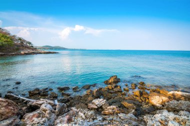 Temiz su ve taş shores Beach ile mercan kayalığı Samet Island, Rayong, Tayland.