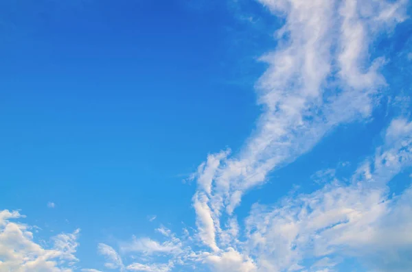 Yazın beyaz bulutlu mavi gökyüzü