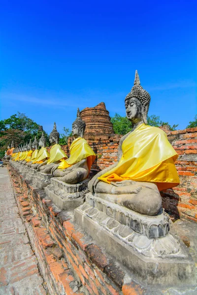 Satır eski Buda heykelleri Ayutthaya, Tayland.