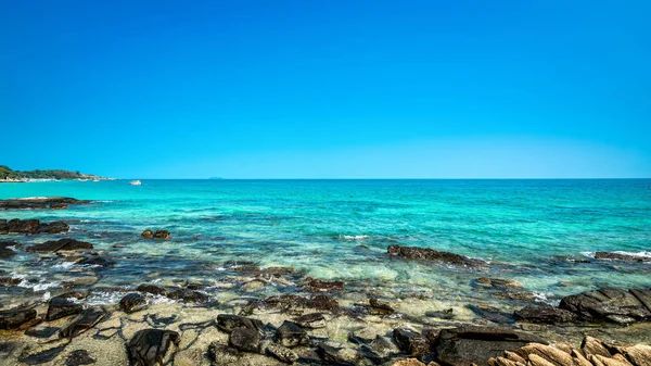 Temiz su ve mercan kayalığı Samet Island, Rayong, Tayland.