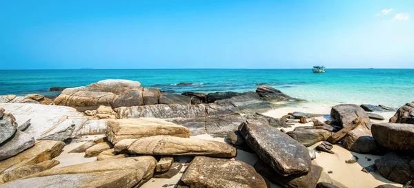 Temiz su ve güzel taş shores Beach Samet Island, Rayong, Tayland.