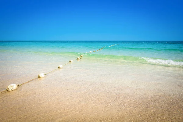 Boei Beschermen Boten Witte Zand Strand — Stockfoto