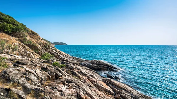 Taş sahil kıyıları ve taş cliff yüksek ve dik Samet adada, Rayong, Tayland.