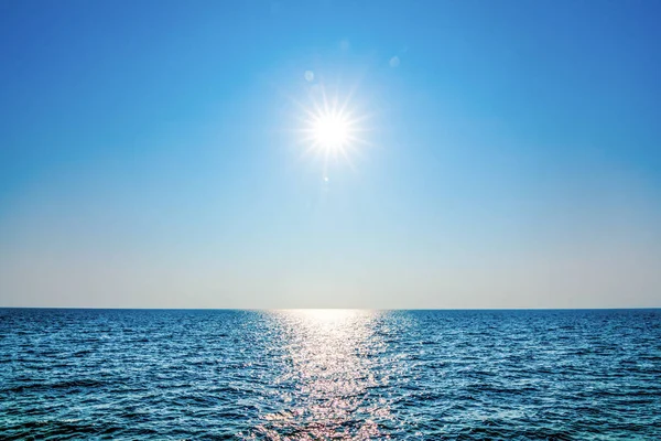 海面晴朗的天空中的阳光 — 图库照片