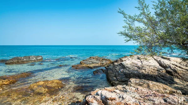 Taş Sahili ve Samet Island, Rayong, Tayland temiz su kıyıları.