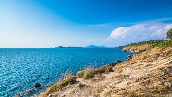 Taş sahil kıyıları ve taş cliff yüksek ve dik Samet adada, Rayong, Tayland.