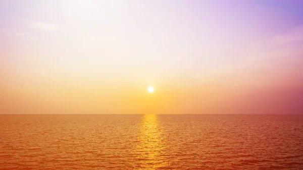 denizde akşam altın güneş parlar.